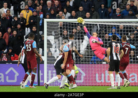 Fabian Balbuena von West Ham United (4 l) der Erntevorsatz auf Ziel wird gespeichert von Martin Dubravka, der torwart von Newcastle United (1R). Premier League match, West Ham United v Newcastle Utd an der London Stadium, Queen Elizabeth Olympic Park in London am Samstag, den 2. November 2019. Dieses Bild dürfen nur für redaktionelle Zwecke verwendet werden. Nur die redaktionelle Nutzung, eine Lizenz für die gewerbliche Nutzung erforderlich. Keine Verwendung in Wetten, Spiele oder einer einzelnen Verein/Liga/player Publikationen. pic von Steffan Bowen/Andrew Orchard sport Fotografie/Alamy leben Nachrichten Stockfoto