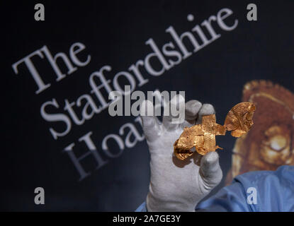 Ein Blatt gold Plakette, Teil der Staffordshire Horten, in Birmingham Museum, England, Großbritannien Stockfoto