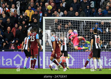 Fabian Balbuena von West Ham United (4 l) der Erntevorsatz auf Ziel wird gespeichert von Martin Dubravka, der torwart von Newcastle United (1R). Premier League match, West Ham United v Newcastle Utd an der London Stadium, Queen Elizabeth Olympic Park in London am Samstag, den 2. November 2019. Dieses Bild dürfen nur für redaktionelle Zwecke verwendet werden. Nur die redaktionelle Nutzung, eine Lizenz für die gewerbliche Nutzung erforderlich. Keine Verwendung in Wetten, Spiele oder einer einzelnen Verein/Liga/player Publikationen. pic von Steffan Bowen/Andrew Orchard sport Fotografie/Alamy leben Nachrichten Stockfoto