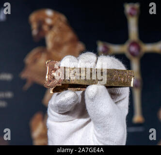 Eine goldene Streifen mit incription, Teil der Staffordshire Horten, in Birmingham Museum, England, Großbritannien Stockfoto