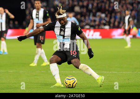 London, Großbritannien. 02 Nov, 2019. Allan Saint-Maximin von Newcastle United in Aktion. Premier League match, West Ham United v Newcastle Utd an der London Stadium, Queen Elizabeth Olympic Park in London am Samstag, den 2. November 2019. Dieses Bild dürfen nur für redaktionelle Zwecke verwendet werden. Nur die redaktionelle Nutzung, eine Lizenz für die gewerbliche Nutzung erforderlich. Keine Verwendung in Wetten, Spiele oder einer einzelnen Verein/Liga/player Publikationen. pic von Steffan Bowen/Andrew Orchard sport Fotografie/Alamy Live news Credit: Andrew Orchard sport Fotografie/Alamy leben Nachrichten Stockfoto