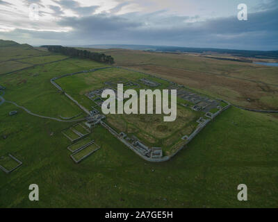 Luftaufnahme von Housesteads Roman Fort auf der Hadrianswall in Northumberland, England, UK. Es ist die am besten erhaltene römische Festung auf den Britischen Inseln Stockfoto