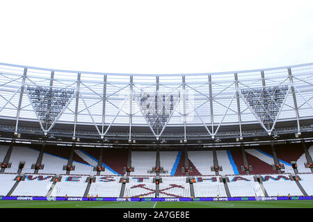 London, Großbritannien. 02 Nov, 2019. Allgemeine Ansicht in der Londoner Stadion vor Kick off. Premier League match, West Ham United v Newcastle Utd an der London Stadium, Queen Elizabeth Olympic Park in London am Samstag, den 2. November 2019. Dieses Bild dürfen nur für redaktionelle Zwecke verwendet werden. Nur die redaktionelle Nutzung, eine Lizenz für die gewerbliche Nutzung erforderlich. Keine Verwendung in Wetten, Spiele oder einer einzelnen Verein/Liga/player Publikationen. pic von Steffan Bowen/Andrew Orchard sport Fotografie/Alamy Live news Credit: Andrew Orchard sport Fotografie/Alamy leben Nachrichten Stockfoto
