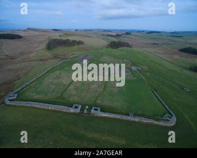 Luftaufnahme von Housesteads Roman Fort auf der Hadrianswall in Northumberland, England, UK. Es ist die am besten erhaltene römische Festung auf den Britischen Inseln Stockfoto