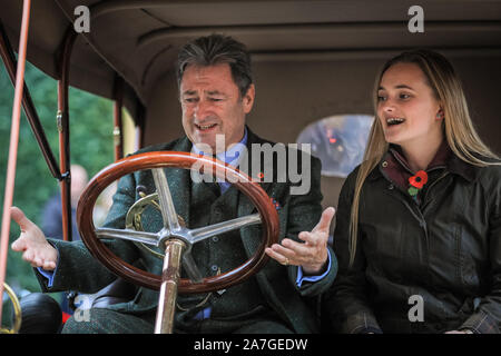 Regent Street, London, UK, 02. Nov 2019. Alan Titchmarsh, Gardner, Autorin und TV-Moderatorin wird die Auseinandersetzung mit dem Lenkrad eines Klassikers. Der London Regent Street ist für den Tag Fußgängerzone die jährliche Route 66 Regent Street Motor Show Host, verfügt über ein breites Spektrum an schönen Autos auf Anzeige an die Öffentlichkeit, von klassischen Motoren zu den berühmten Supercars, Ultra-niedrige elektrische Fahrzeuge und legendären Route 66 Americana Automobile. Credit: Imageplotter/Alamy leben Nachrichten Stockfoto