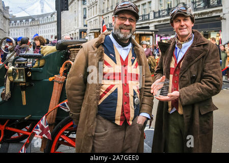 Regent Street, London, UK, 02. Nov 2019. Die glücklichen Gewinner eines der Kategorie Preise Zeitraum MotoringAttire. Der London Regent Street ist für den Tag Fußgängerzone die jährliche Route 66 Regent Street Motor Show Host, verfügt über ein breites Spektrum an schönen Autos auf Anzeige an die Öffentlichkeit, von klassischen Motoren zu den berühmten Supercars, Ultra-niedrige elektrische Fahrzeuge und legendären Route 66 Americana Automobile. Credit: Imageplotter/Alamy leben Nachrichten Stockfoto