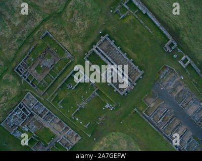 Luftaufnahme von Housesteads Roman Fort auf der Hadrianswall in Northumberland, England, UK. Es ist die am besten erhaltene römische Festung auf den Britischen Inseln Stockfoto