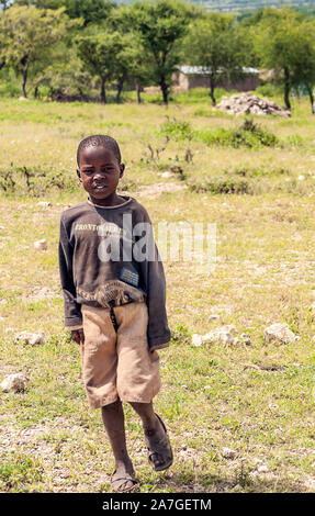 SERENGETI, Tansania - Mai 2014. Kinder in Afrika vor schlechter Lebensbedingungen und Gesundheit Ausgaben. Jedoch sind Sie neugierig, fröhlich und eifrig zu spielen. Stockfoto