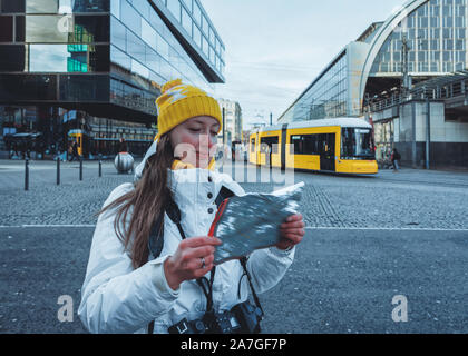 Junge Frau reist mit touristischen Stadtplan in Berlin Stockfoto