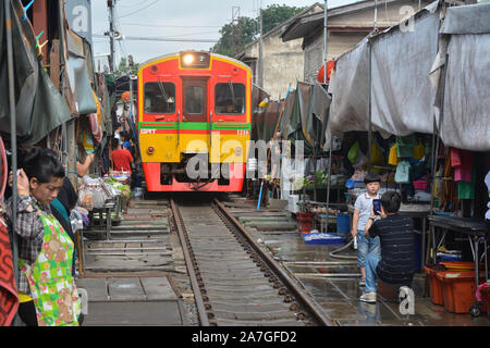 Bangkok, Thailand - November 09: Dachmarkt Maeklong Eisenbahnmarkt in Bangkok. Dieser Markt ist eine der beliebtesten Touristenattraktionen. Stockfoto