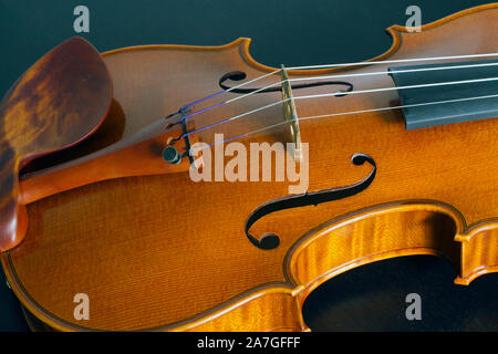 In der Nähe auf, wenn eine Vintage Classic symphony Violine auf schwarzem Hintergrund Stockfoto