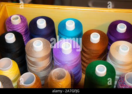 Bunte Spulen von Quilting Thread in einer Schublade Stockfoto