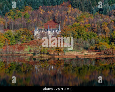 Bunte Herbst Überlegungen zu einer ruhigen Loch Achray in die Trossachs National Park in den schottischen Highlands Stockfoto