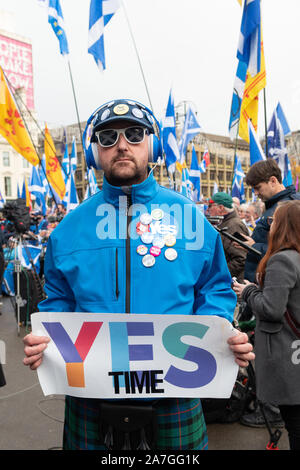 George Square, Glasgow, Schottland, Großbritannien. 2 Nov, 2019. "Die Stille Clansman' an der Unabhängigkeit Rally, Glasgow, Credit: Kay Roxby/Alamy leben Nachrichten Stockfoto