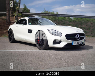 MONTMELO, SPANIEN - 29. SEPTEMBER 2019: Mercedes-AMG GT S (C190) auf den Straßen der Stadt Stockfoto