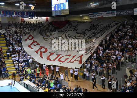 Civitanova Marche, Italien. 02 Nov, 2019. Fans sir Sicherheit conad Perugia während der Endrunden - Sir-Sicherheit Perugia vs Modena VOLLEYBALL Volleyball Italina Supercup Männer - Credit: LPS/Roberto Bartomeoli/Alamy leben Nachrichten Stockfoto