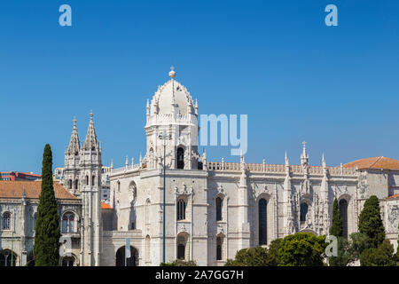 Blick auf die historische Hieronymus-Kloster (Hieronymus-Kloster) in Belem, Lissabon, Portugal, an einem sonnigen Tag. Stockfoto