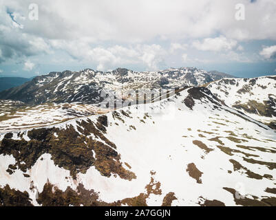 Rila Gebirge in der Nähe der Sieben Rila-seen von oben während einer frühen Sommer Tag mit Schnee gesehen fallen braun Peaks (in der Nähe von Sofia, Bulgarien, Europa) Stockfoto