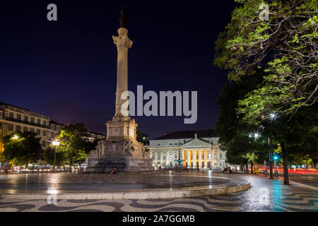 Menschen und Spalte und die Statue von Dom Pedro IV der Platz Rossio (Praça do Rossio) im Viertel Baixa in Lissabon, Portugal, in der Dämmerung. Stockfoto
