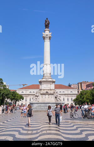 Touristen und Spalte und die Statue von Dom Pedro IV der Platz Rossio (Praça do Rossio) im Viertel Baixa in Lissabon, Portugal, an einem sonnigen Tag. Stockfoto