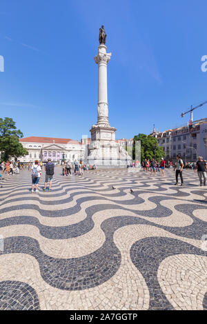 Touristen und Spalte und die Statue von Dom Pedro IV der Platz Rossio (Praça do Rossio) im Viertel Baixa in Lissabon, Portugal, an einem sonnigen Tag. Stockfoto