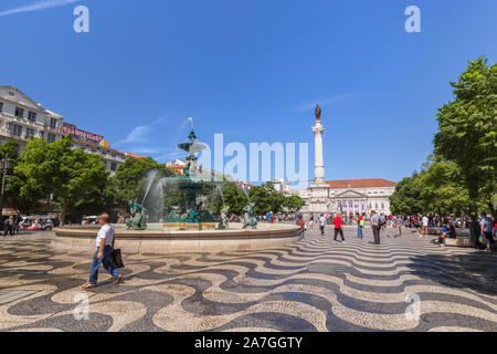 Brunnen, Touristen und Spalte und die Statue von Dom Pedro IV der Platz Rossio (Praça do Rossio) in Baixa in Lissabon, Portugal, an einem sonnigen Tag. Stockfoto