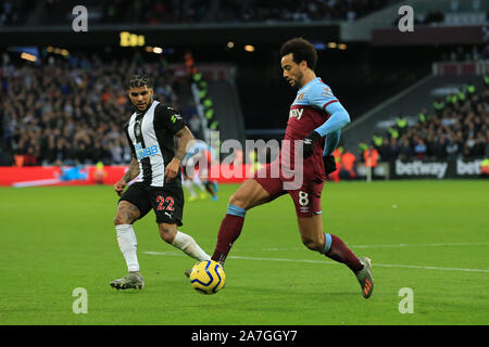 London, Großbritannien. 02 Nov, 2019. West Ham Felipe Anderson und Newcastle DeAndre Yedlin während der Premier League Match zwischen West Ham United und Newcastle United im Boleyn Ground, London am Samstag, den 2. November 2019. (Credit: Leila Coker | MI Nachrichten) das Fotografieren dürfen nur für Zeitung und/oder Zeitschrift redaktionelle Zwecke verwendet werden, eine Lizenz für die gewerbliche Nutzung Kreditkarte erforderlich: MI Nachrichten & Sport/Alamy Live News Credit: MI Nachrichten & Sport/Alamy leben Nachrichten Stockfoto