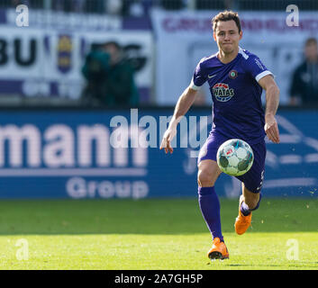 Aue, Deutschland. 02 Nov, 2019. 2. Fussball Bundesliga, FC Erzgebirge Aue - 1.FC Heidenheim, 12. Spieltag in der Sparkassen-Erzgebirgsstadion. Clemens Fandrich spielt den Ball. Credit: Robert Michael/dpa-Zentralbild/dpa - WICHTIGER HINWEIS: In Übereinstimmung mit den Anforderungen der DFL Deutsche Fußball Liga oder der DFB Deutscher Fußball-Bund ist es untersagt, zu verwenden oder verwendet Fotos im Stadion und/oder das Spiel in Form von Bildern und/oder Videos - wie Foto Sequenzen getroffen haben./dpa/Alamy leben Nachrichten Stockfoto