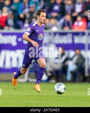 Aue, Deutschland. 02 Nov, 2019. 2. Fussball Bundesliga, FC Erzgebirge Aue - 1.FC Heidenheim, 12. Spieltag in der Sparkassen-Erzgebirgsstadion. Clemens Fandrich spielt den Ball. Credit: Robert Michael/dpa-Zentralbild/dpa - WICHTIGER HINWEIS: In Übereinstimmung mit den Anforderungen der DFL Deutsche Fußball Liga oder der DFB Deutscher Fußball-Bund ist es untersagt, zu verwenden oder verwendet Fotos im Stadion und/oder das Spiel in Form von Bildern und/oder Videos - wie Foto Sequenzen getroffen haben./dpa/Alamy leben Nachrichten Stockfoto