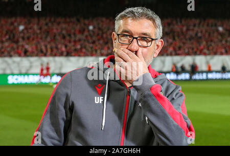 Berlin, Deutschland. 02 Nov, 2019. Fussball: Bundesliga, 1.FC Union Berlin - Hertha BSC, 10. Spieltag, Stadion An der Alten Försterei. Trainer Urs Fischer der Union Berlin hält seine Hand wieder zu seinem Mund. Credit: Andreas Gora/dpa - WICHTIGER HINWEIS: In Übereinstimmung mit den Anforderungen der DFL Deutsche Fußball Liga oder der DFB Deutscher Fußball-Bund ist es untersagt, zu verwenden oder verwendet Fotos im Stadion und/oder das Spiel in Form von Bildern und/oder Videos - wie Foto Sequenzen getroffen haben./dpa/Alamy leben Nachrichten Stockfoto