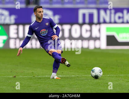 Aue, Deutschland. 02 Nov, 2019. 2. Fussball Bundesliga, FC Erzgebirge Aue - 1.FC Heidenheim, 12. Spieltag in der Sparkassen-Erzgebirgsstadion. Aues Calogero Rizzuto spielt den Ball. Credit: Robert Michael/dpa-Zentralbild/dpa - WICHTIGER HINWEIS: In Übereinstimmung mit den Anforderungen der DFL Deutsche Fußball Liga oder der DFB Deutscher Fußball-Bund ist es untersagt, zu verwenden oder verwendet Fotos im Stadion und/oder das Spiel in Form von Bildern und/oder Videos - wie Foto Sequenzen getroffen haben./dpa/Alamy leben Nachrichten Stockfoto