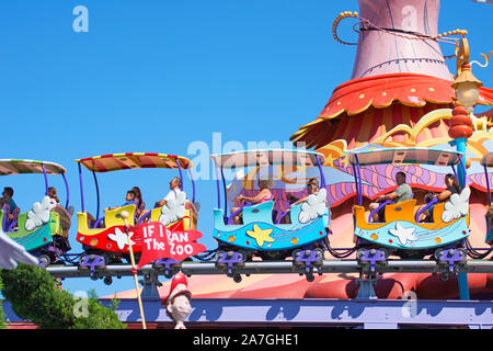 Seuss Landing Trolley Zugfahrt, Menschen auf Fahrten, Familie, Erwachsene mit Kindern, Insel der Abenteuer, Universal Studios Resort, Orlando, Florida, USA Stockfoto