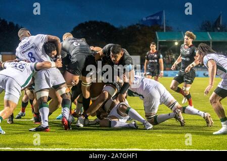 London, Großbritannien. 02 Nov, 2019. Wird Skelton der Sarazenen Antriebe für die Leitung der Öffnung Raum während der letzten Minuten der Gallagher Premiership Rugby Match zwischen Sarazenen und London Irish in der Allianz Park, London, England. Foto von Phil Hutchinson. Credit: UK Sport Pics Ltd/Alamy leben Nachrichten Stockfoto