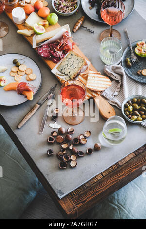 Picknick mit Rose Wein, Käse, Wurstwaren, Vorspeisen und frisches Obst. Stockfoto