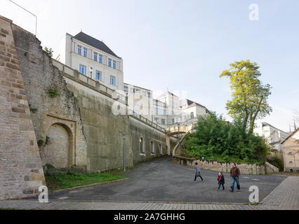 Menschen gehen zwischen Grund oder der unteren Stadt und Palais de Justice in der Oberen Stadt von Luxemburg Stockfoto