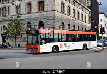 Ein Volvo B9L von der Skyss Transport Agency betrieben wird gesehen von Strandgaten in Torgallmenningen in Bergen, Norwegen Stockfoto