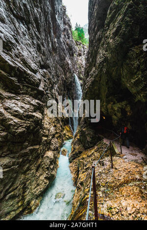 Erkunden sie die Schönheit der Höllentalklamm/Hölle Tal Schlucht in der Nähe von Grainau während einer Moody Sommer Tag mit klarem Wasser stream (Höllental, Deutschland, Europ. Stockfoto