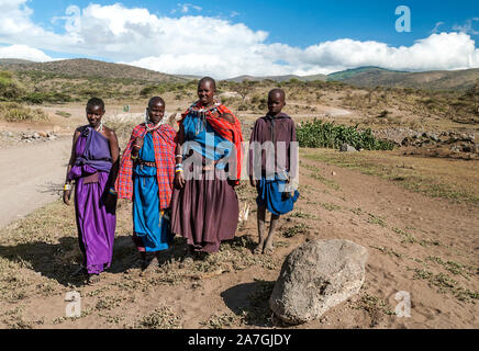 MTO WA MBU, Tansania - Mai 14: Afrikanische Frauen der Masai Mara Stamm Dorf lächelnd, Überprüfung des täglichen Lebens der Menschen vor Ort, in der Nähe der Serengeti National Park Stockfoto