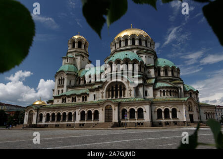 Die berühmte Kathedrale Saint Alexander Nevski bei Tageslicht mit perfekter blauer Himmel im Sommer (Sofia, Bulgarien, Europa) Stockfoto