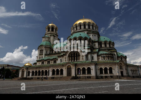 Die berühmte Kathedrale Saint Alexander Nevski bei Tageslicht mit perfekter blauer Himmel im Sommer (Sofia, Bulgarien, Europa) Stockfoto
