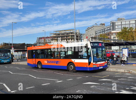 Bus hält direkt vor dem Bahnhof, Luton, Bedfordshire, England, Großbritannien Stockfoto