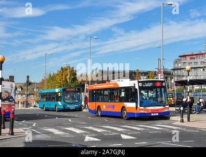 Bus hält direkt vor dem Bahnhof, Luton, Bedfordshire, England, Großbritannien Stockfoto