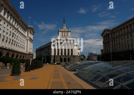 Gebäude der Nationalversammlung in Sofia ab Zum Einkaufszentrum gesehen (Sofia, Bulgarien, Europa) Stockfoto