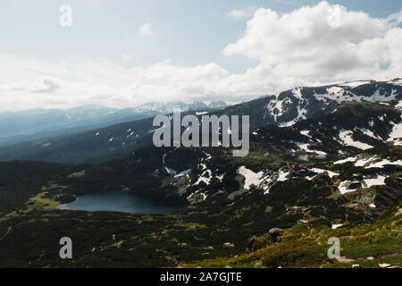 Panorama Blick auf den unteren See an Sieben Rila-Seen mit schneebedeckten Gipfeln im Rila-gebirge im Frühsommer (in der Nähe von Sofia, Bulgarien, Europa) Stockfoto