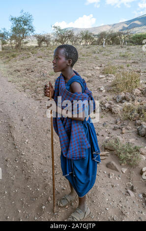 SERENGETI, Tansania - Mai 2014. Kinder in Afrika vor schlechter Lebensbedingungen und Gesundheit Ausgaben. Jedoch sind Sie neugierig, fröhlich und eifrig zu spielen. Stockfoto