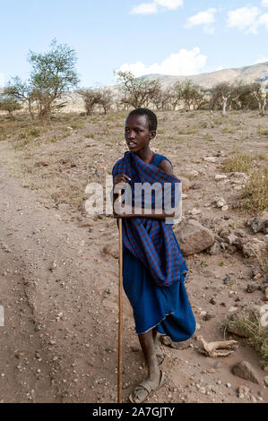 SERENGETI, Tansania - Mai 2014. Kinder in Afrika vor schlechter Lebensbedingungen und Gesundheit Ausgaben. Jedoch sind Sie neugierig, fröhlich und eifrig zu spielen. Stockfoto