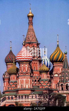 Moskau, Russland. Zum 2. Mai, 1984. Berühmten Basilius-kathedrale (die Kathedrale von Vasily der Seligen) auf dem Roten Platz in Moskau als Symbol des Landes angesehen. Jetzt ein Museum, der Mitte des 16. Jahrhunderts Kirche mit mehrfarbigen oinion Kuppeln, eine beliebte Attraktion für Besucher und am meisten fotografierten Gebäude in Moskau Credit: Arnold Drapkin/ZUMA Draht/Alamy leben Nachrichten Stockfoto