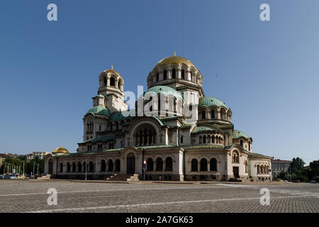 Die berühmte Kathedrale Saint Alexander Nevski bei Tageslicht mit perfekter blauer Himmel im Sommer (Sofia, Bulgarien, Europa) Stockfoto
