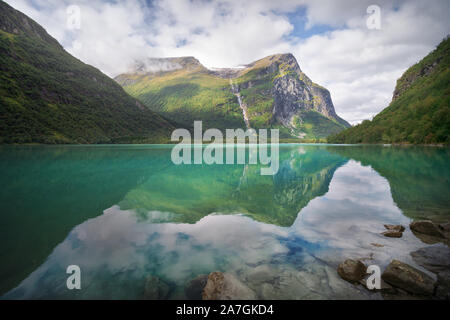 Blick auf Kjenndal Tal (Loen obere Tal), am östlichsten Ende des Nordfjorden. See Lovatnet und den Berg von Ramnefjellet Kjenndalstova. Stockfoto