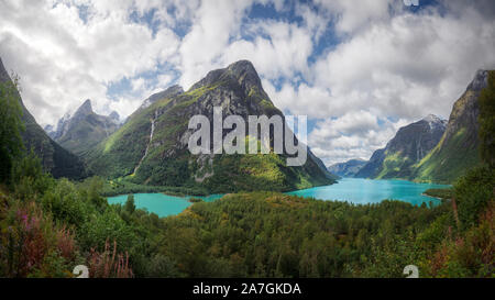 Panoramablick auf Kjenndal Tal (Loen obere Tal), am östlichsten Ende des Nordfjorden. See Lovatnet und den Berg Ramnefjellet. Stockfoto